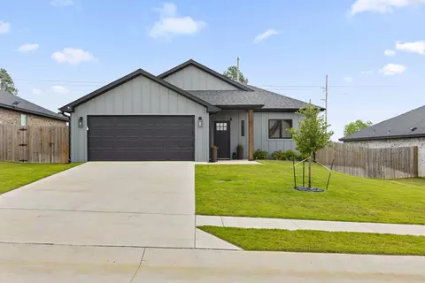 17322 Crossing Cir, Lindale, TX 75771