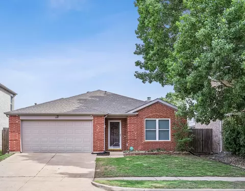 840 Lariat Dr, Saginaw, TX 76131