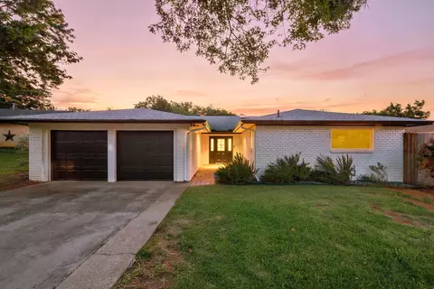 652 Oak Dr, Hurst, TX 76053
