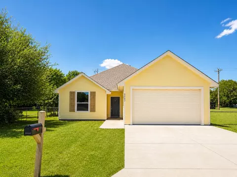 5402 Arrowhead Dr, Granbury, TX 76048