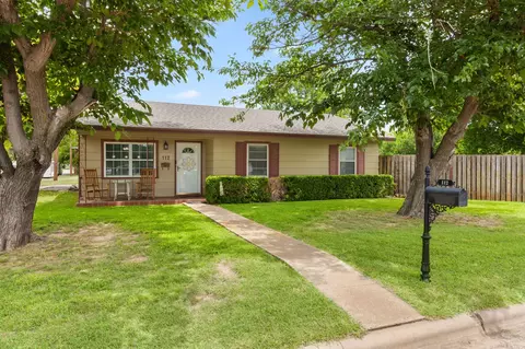 112 W Oak St, Olney, TX 76374