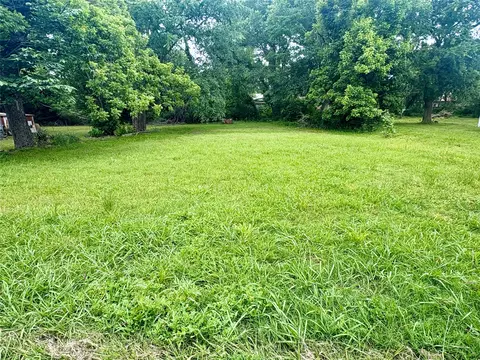 704 E 8th St, Bonham, TX 75418
