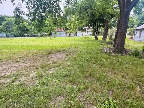 704 E 8th St, Bonham, TX 75418 photo 2