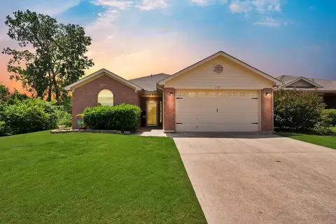 2725 Ensenada Ln, Fort Worth, TX 76108