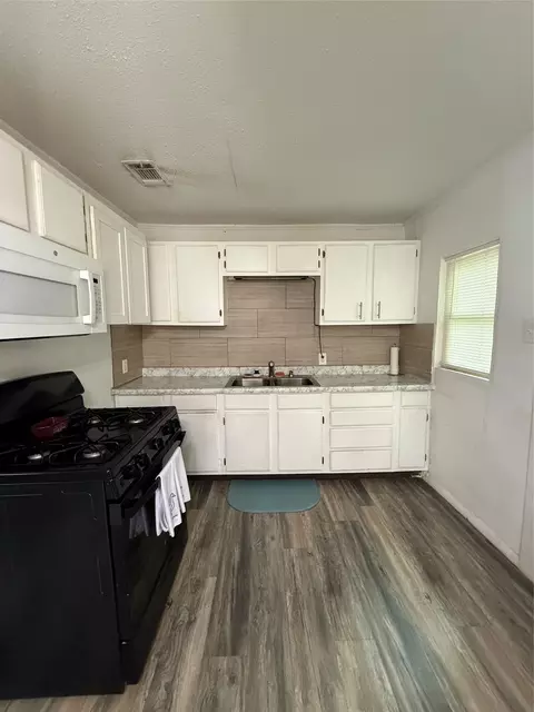 Kitchen - 1006 Bishop St, Commerce, TX 75428 photo 2 of 2