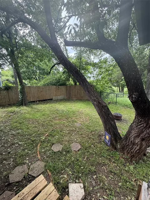 Exterior - 1006 Bishop St, Commerce, TX 75428 photo 3 of 4