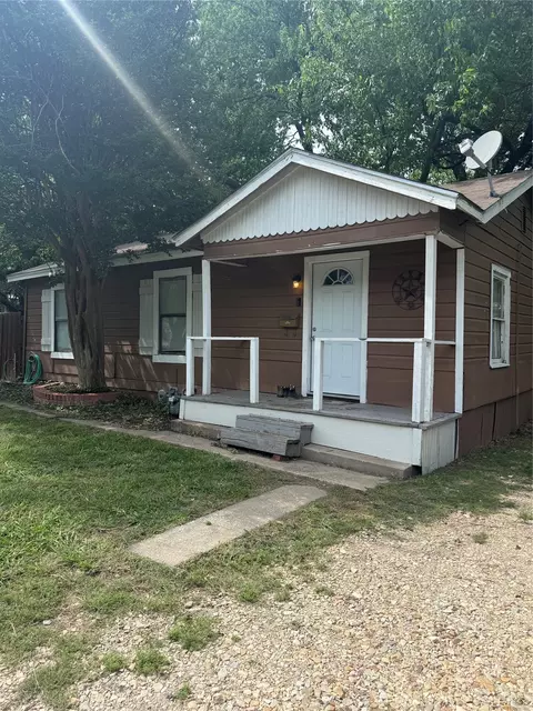 1006 Bishop St, Commerce, TX 75428