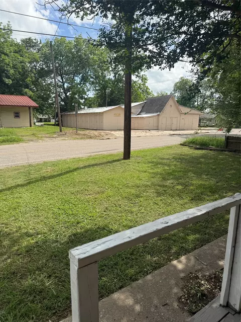 Exterior - 1006 Bishop St, Commerce, TX 75428 photo 2 of 4