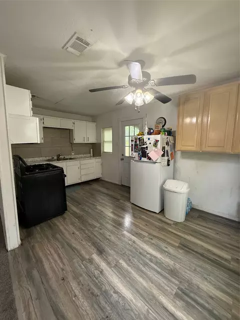 Kitchen - 1006 Bishop St, Commerce, TX 75428 photo 1 of 2