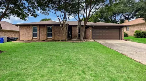510 Evans Dr, Euless, TX 76040