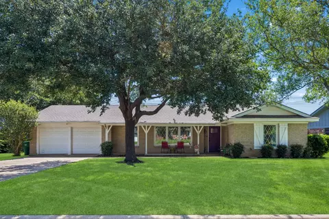 901 Raintree Rd, Fort Worth, TX 76103