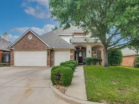 931 Park Forest Dr, Hurst, TX 76053