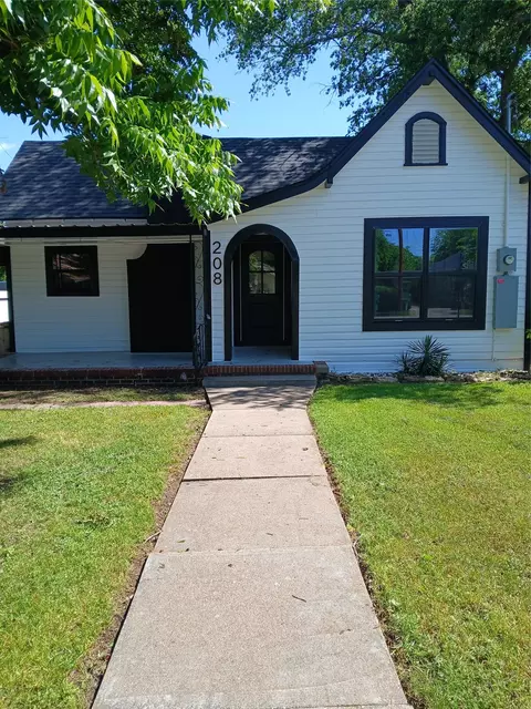 208 E 9th St, Coleman, TX 76834