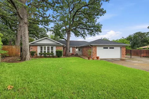2604 Meadow Pl, Bedford, TX 76021