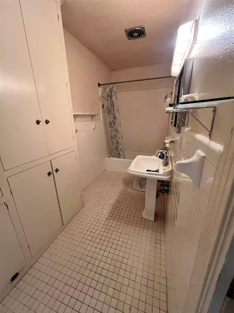 Bath - 3136 Mckenzie Ave, Waco, TX 76708 photo 2 of 3
