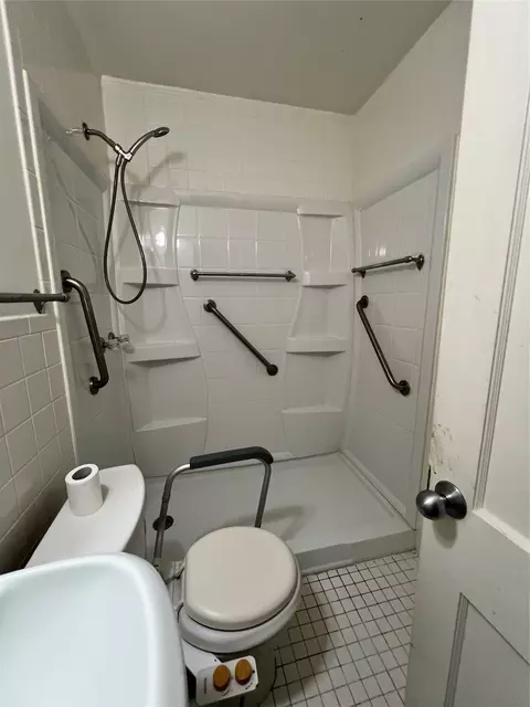 Bath - 3136 Mckenzie Ave, Waco, TX 76708 photo 1 of 3