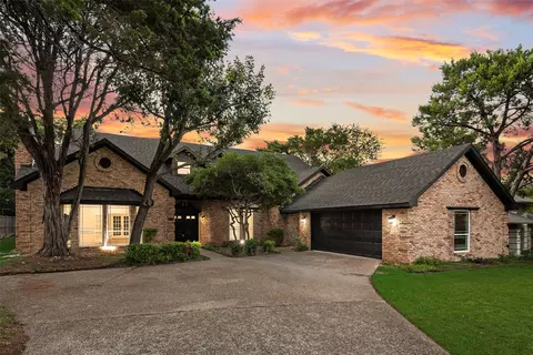 811 Cobblestone Ct, Cedar Hill, TX 75104