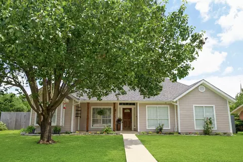 732 N Elm St, Muenster, TX 76252