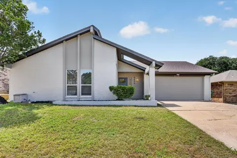 6636 Redbud Dr, Watauga, TX 76148