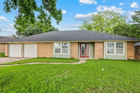 204 Overcrest Dr, Benbrook, TX 76126