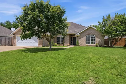 912 Wheeler Creek Dr, Gainesville, TX 76240