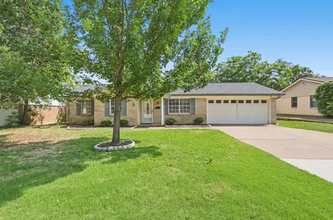 205 W Huitt Ln, Euless, TX 76040
