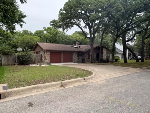 2703 Oak Cliff Ln, Arlington, TX 76012