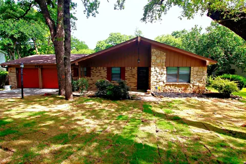 2703 Oak Cliff Ln, Arlington, TX 76012