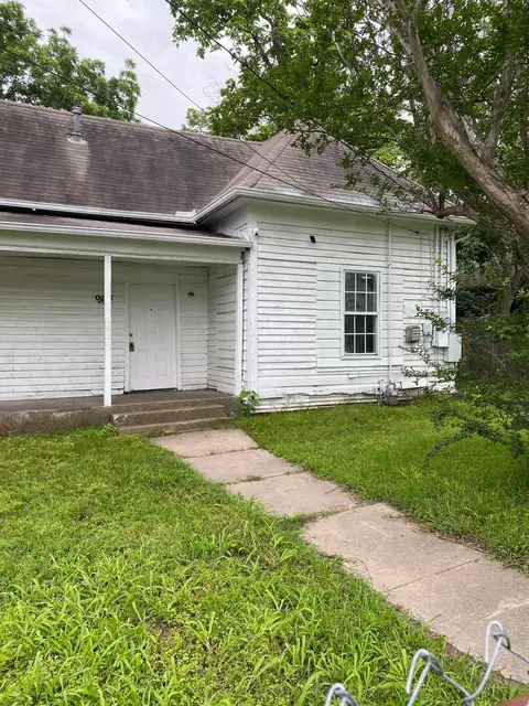 904 E College St, Terrell, TX 75160