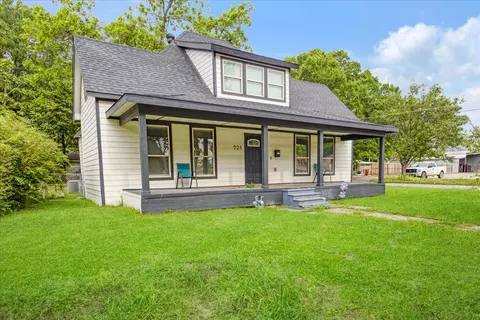 721 Maple St, Bonham, TX 75418