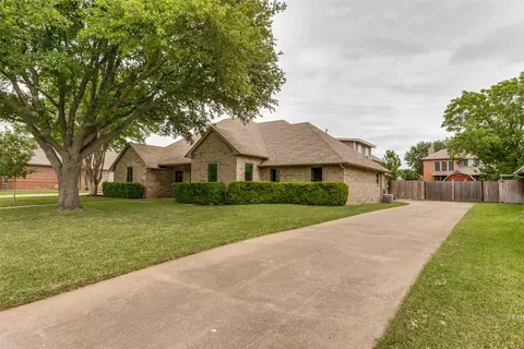 1913 Quail Run Dr, Corinth, TX 76208