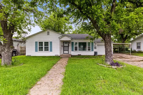 2700 Briarwood Ln, Bellmead, TX 76705
