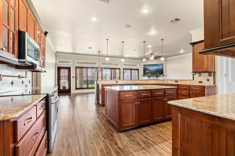 Kitchen - 400 E Spurgeon St, Itasca, TX 76055 photo 2 of 4