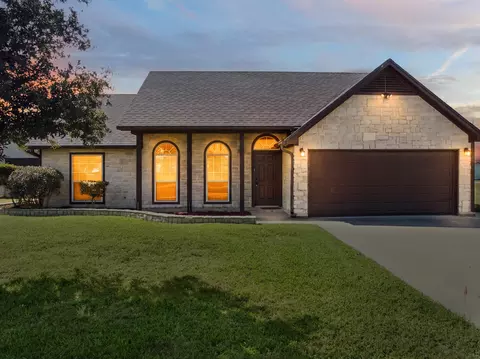 Exterior - 400 E Spurgeon St, Itasca, TX 76055 photo 2 of 6