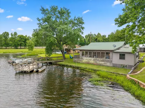 11 Naples Dr, Omaha, TX 75571