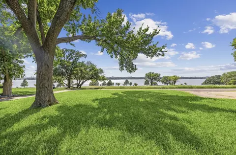 9214 W Lake Highlands Dr, Dallas, TX 75218