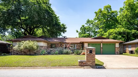 617 Woodside Dr, Hurst, TX 76053