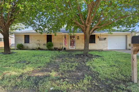 106 Wayne Dr, Sanger, TX 76266