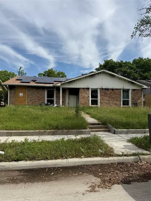 718 Edelweiss Dr, Grand Prairie, TX 75052