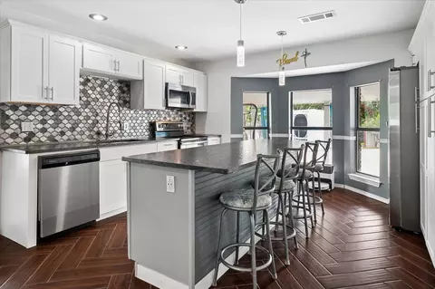 9716 Windsor Cir, Fort Worth, TX 76140