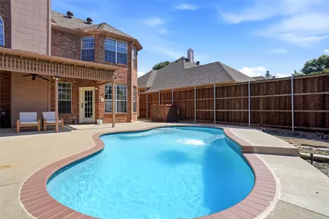 1113 Hunters Creek Dr, Carrollton, TX 75007