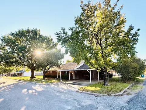300 Denton Ct, Collinsville, TX 76233