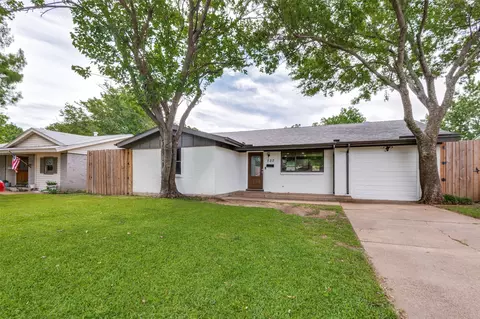 737 Cranbrook Ln, Grand Prairie, TX 75052