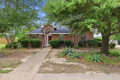 921 High Point Dr, Midlothian, TX 76065