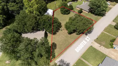 3303 Bogota St, Athens, TX 75752