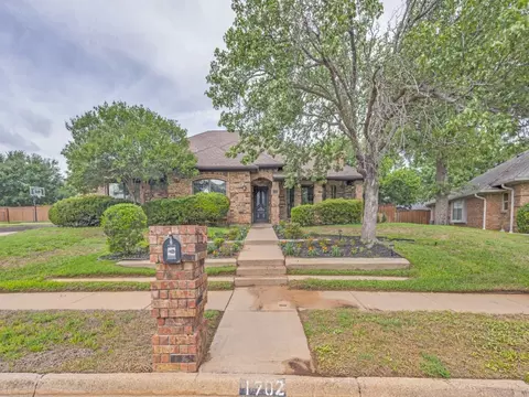 1702 Dickerson Dr, Pantego, TX 76013