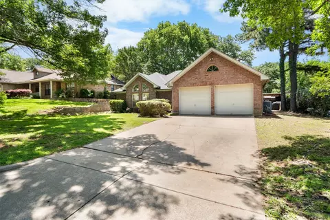 1213 Circle View Ct, Grapevine, TX 76051 photo 2