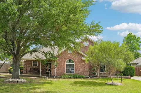 304 Woodlawn St, Krum, TX 76249