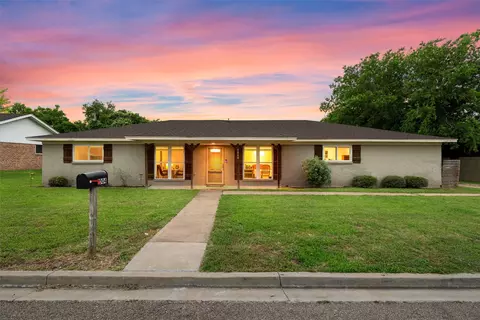 1004 W Elizabeth Dr, Robinson, TX 76706