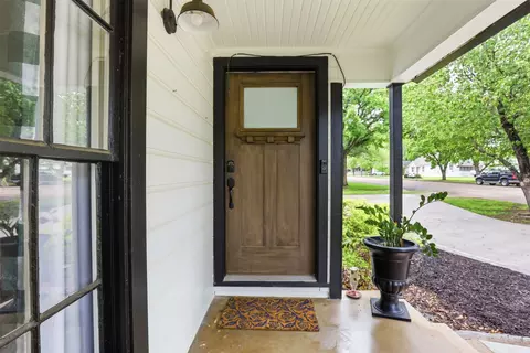 Exterior - 216 Sunset Dr, Cleburne, TX 76033 photo 6 of 10